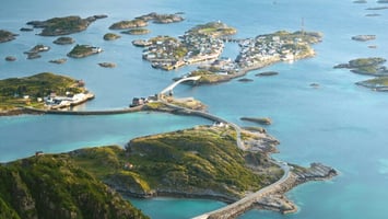 Landskapsbilde med hav og broer