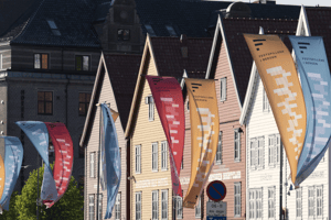 Bilde som viser Bryggen i Bergen med vimpler fra festspillene