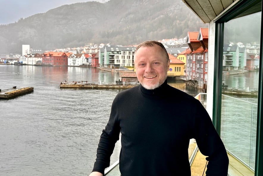 Eivind i svart genser foran tåkete hav