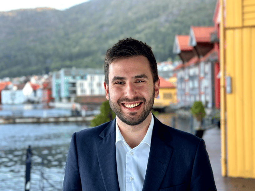 Anri smilende på brygge