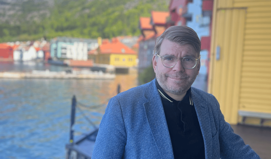 Sigvald smiler på brygge