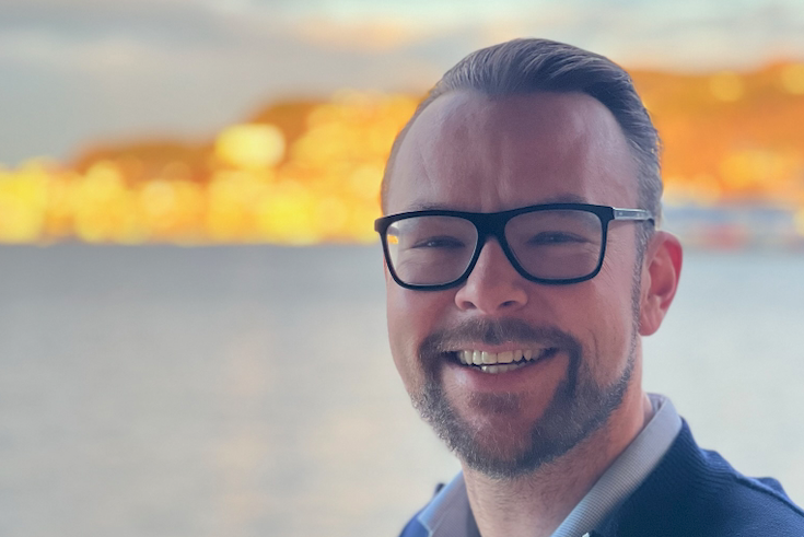 Harald smiler foran sjø