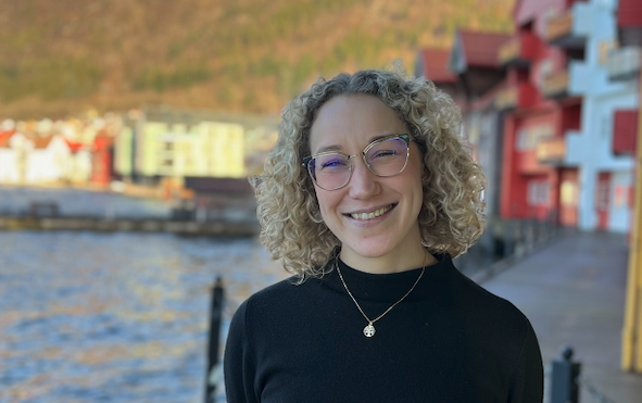 Marthe smiler foran sjø og fjell