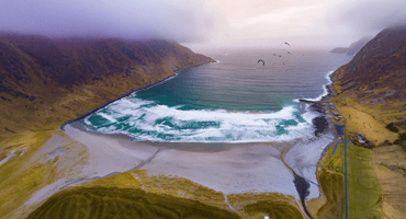 Vakker solnedgang på en strand på vestlandet