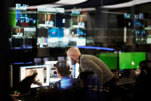 Bilde som viser ansatte i arbeid hos TV 2