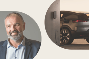 Mann i dress (Ingvald) og el-bil som lader