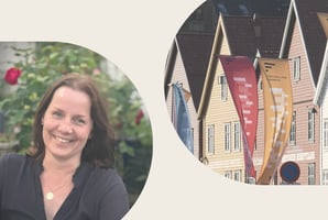 Maren Hjortland og Bryggen med Festpillene flagg som vaier i vinden