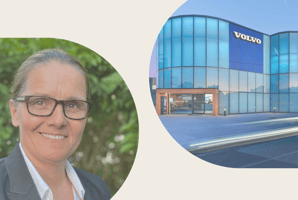 Smilende kvinne (Veronica) foran grønne planter og Frydenbø bils lokale