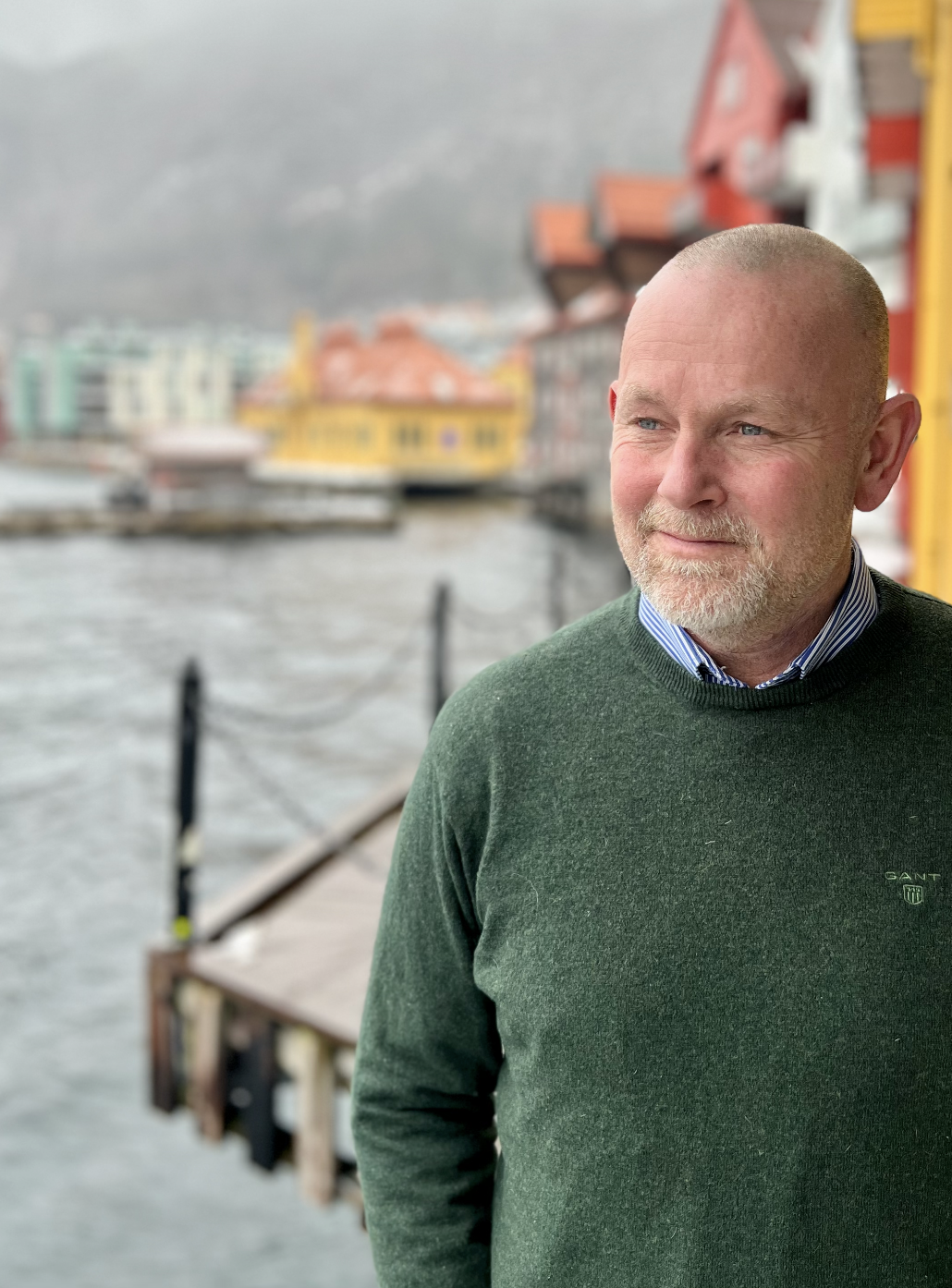 Kjetil i grønn genser foran sjø