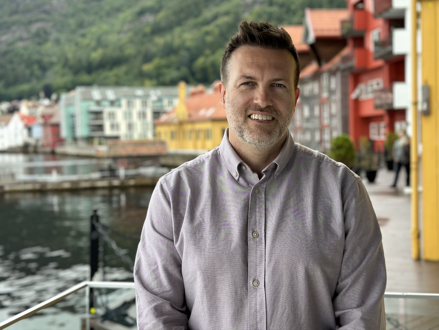 Alexander i lys skjorte foran brygge
